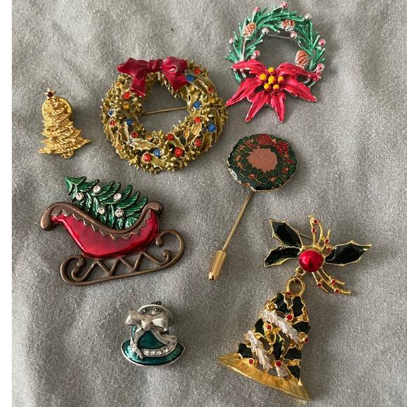 Lot of 7 Christmas Holiday Theme Brooches Pins wreaths sleigh bells MCM Vintage - Picture 1 of 7